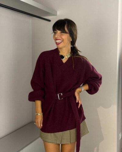 Look Autunno Inverno 2026 2027 con maglione in lana naturale, morbido e avvolgente, per uno stile essenziale e ricercato.