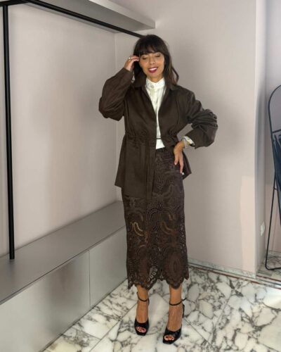 Look autunno inverno 2026 2027 con gonna in suede ispirata alla moda anni Settanta, reinterpretata in chiave contemporanea.