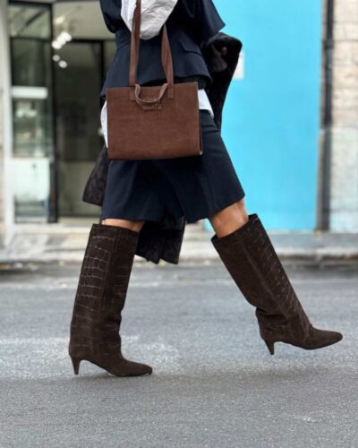 Dettaglio degli stivali con stampa effetto cocco in suede, protagonisti di un look da ufficio con bermuda