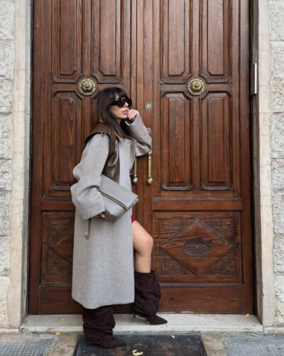 Outfit autunnale con stivali marroni, borsa in pelle e cappotto grigio oversize