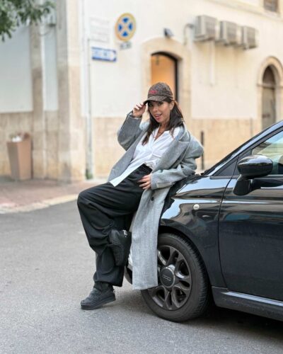 stivaletti Mou, pantaloni larghi, camicia asimmetrica e cappotto oversize per un outfit street autunnale
