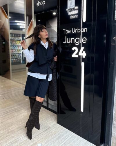 stivali stampa cocco e suede abbinati a bermuda per un outfit business autunnale dal carattere deciso